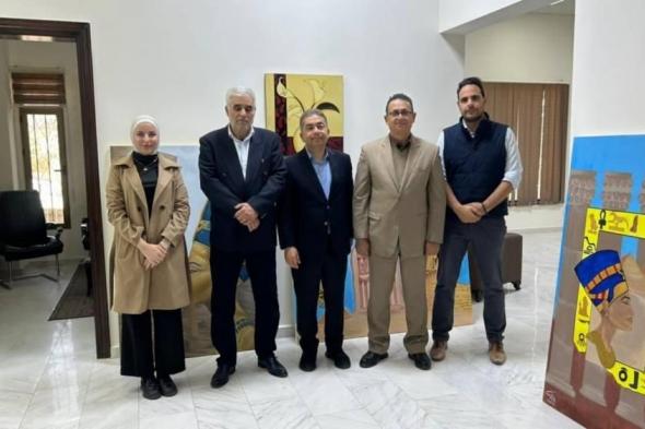 أعمال
      فنية
      تجمع
      الحضارة
      المصرية
      والمعالم
      الأردنية