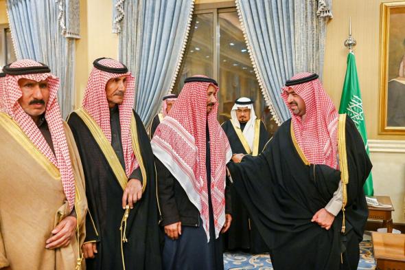 خالد
بن
سعود
يستقبل
المواطن
زايد
العطوي
المتنازل
عن
قاتل
ابنه
لوجه
الله
تعالى