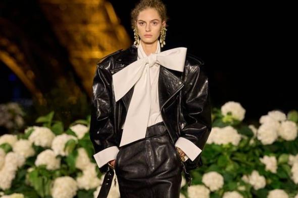 التنورة الجلد في الملابس الرسمية: حين تلتقي الجرأة بالأناقة الكلاسيكية