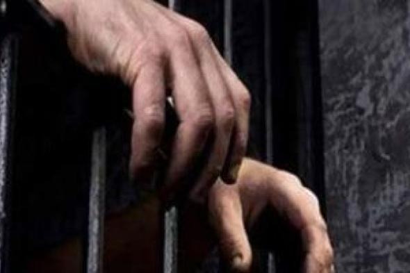 تجديد
حبس
شخص
لاتهامه
بسرقة
عملات
أجنبية
بمطار
القاهرة
15
يوما