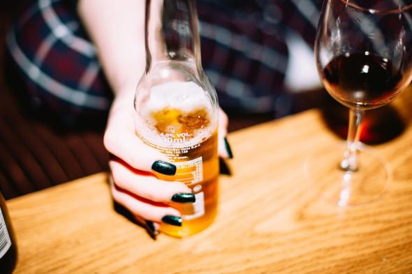 لماذا
      يصعب
      على
      البعض
      التوقف
      عن
      شرب
      الكحول
      رُغم
      مضارها
      على
      حياتهم؟