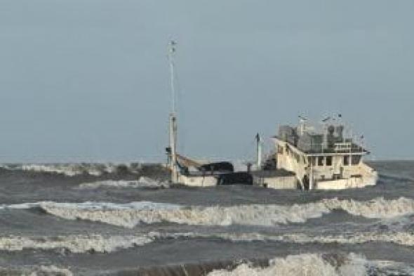 غرق
كابينة
7..
ميل
كبير
للسفينة
الجانحة
على
شاطئ
بورسعيد..
فيديو