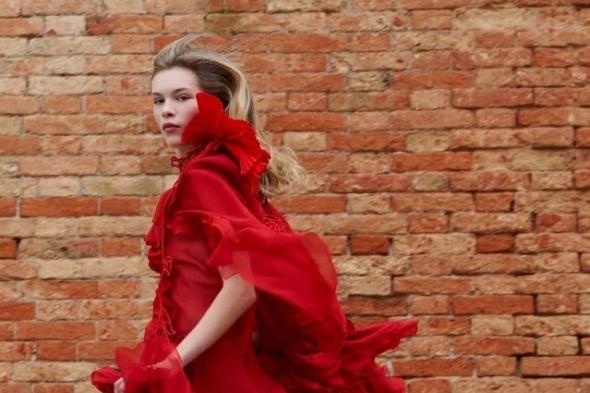 مجموعة Blumarine ما قبل خريف 2026: بين الغموض والإغواء