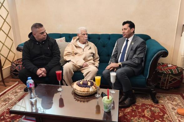 أول ظهور لمدرب مصر الأسطوري حسن شحاتة بعد العملية الجراحية