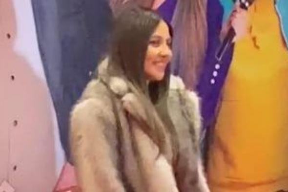 مي
كساب
وصناع
فيلم
مؤلف
ومخرج
وحرامى
يحتفلون
بعرضه