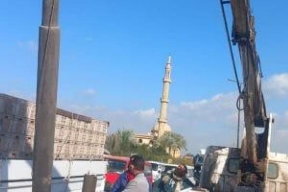 اصطدام
سيارة
نقل
بعامود
إنارة
على
طريق
بنها
كفر
شكر