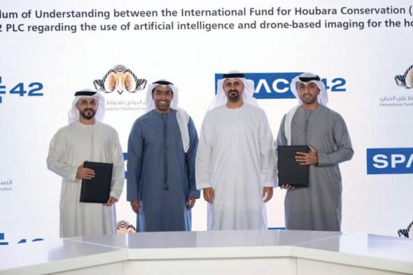 ذياب
      بن
      محمد
      يشهد
      توقيع
      اتفاقية
      تعاون
      بين
      الصندوق
      الدولي
      للحفاظ
      على
      الحبارى
      و«سبيس
      42»