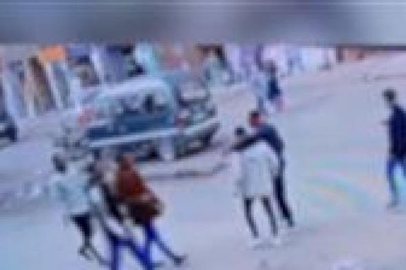 مقطع
      فيديو
      يقود
      الأمن
      لضبط
      طرفي
      مشاجرة
      بالتجمع
      الأول