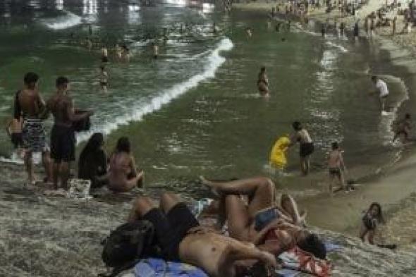 44
درجة
مئوية
فى
عز
الشتاء..
شواطئ
البرازيل
كاملة
العدد
بعد
ارتفاع
درجات
الحرارة