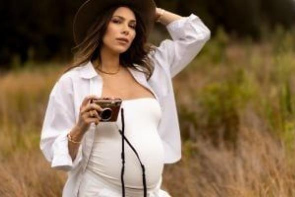 دانييلا
رحمة
تخضع
لجلسة
تصوير
تبرز
حملها
بعد
زواجها
من
ناصيف
زيتون