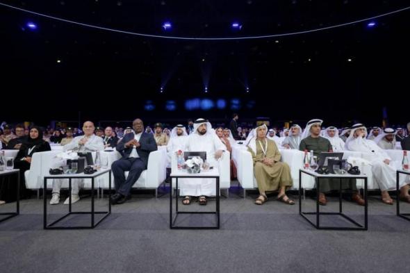 أحمد
      بن
      محمد:
      نواصل
      رسم
      مستقبل
      العالم
      بما
      يواكب
      طموحاتنا