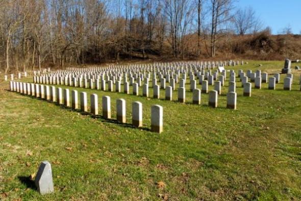 بيته مكتظ برفات البشر .. أميركي يسرق الموتى من القبور ويبيعهم على الإنترنت