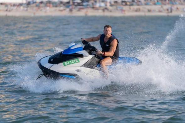 لماذا
      غيّر
      هذا
      الملياردير
      الشاب
      بوصلته
      من
      لندن
      إلى
      دبي؟