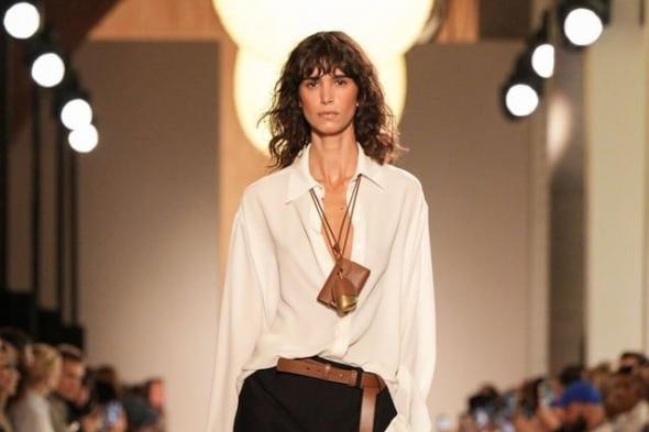 كيف تبتكرين إطلالة أنيقة من قطع الملابس الأساسية: دليل شامل للفخامة الذكية