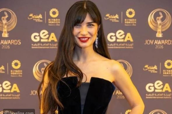 أناقة خالدة: توبا بويوكستون تخطف الأنظار في Joy Awards 2026