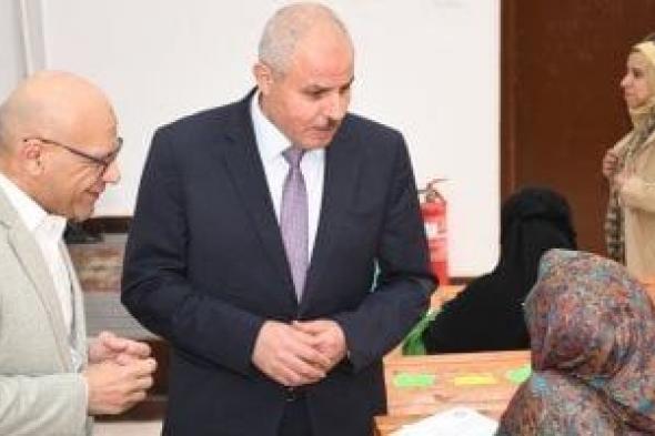 51
طالبا
وافدا
يؤدون
امتحان
موديول
الغدد
الصماء
بكلية
الطب
جامعة
قناة
السويس