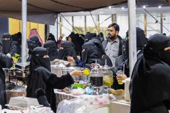 نكهات
    تراثية
    أصيلة
    تميّز
    المأكولات
    الشعبية
    في
    مهرجان
    الكليجا