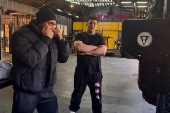 على
كلاى
ما
بيخسرش
ولا
عمره
هيخسر..on
تروج
لمسلسل
أحمد
العوضى