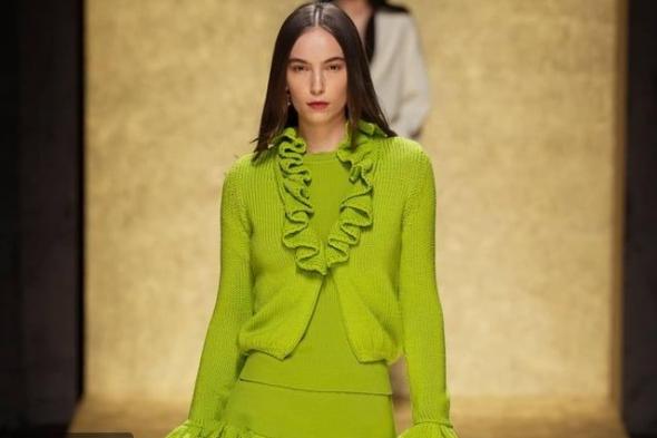 الأخضر المصفرّ: لون الجرأة والثقة في عالم الموضة