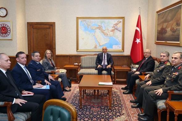 صورة للسفير الأميركي في تركيا تثير جدلاً بروتوكولياً