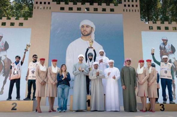 محمد بن منصور بن زايد يتوِّج الفائزين في سباق القدرة للإسطبلات الخاصة