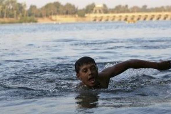 استخراج
جثة
شخص
غرق
فى
المياه
أسفل
كوبرى
قصر
النيل