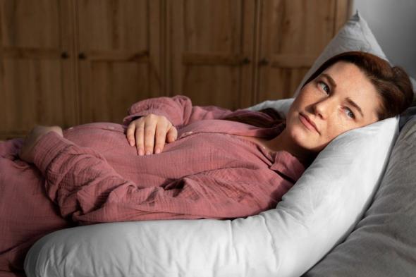 لماذا
يُحذِّر
الأطباء
من
نوم
الحامل
على
الظهر في
الثلثين
الثاني
والثالث
من
الحمل؟