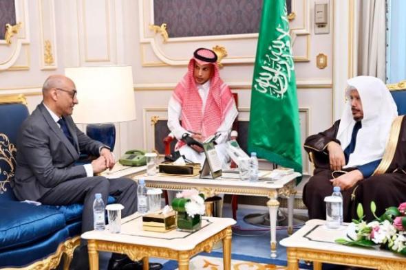 رئيس
الشورى
يستعرض
آفاق
التعاون
مع
سفير
باكستان
لدى
المملكة