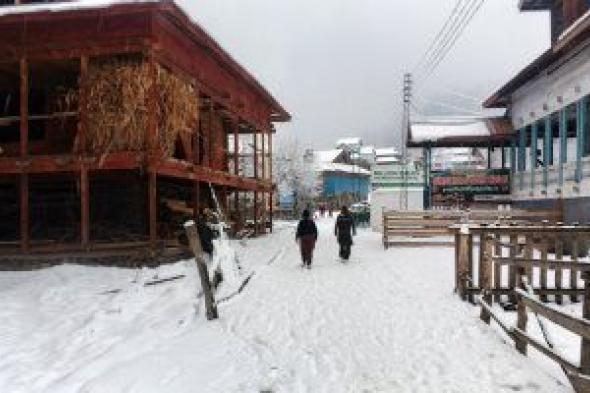 الثلوج
تغطى
باكستان
وإشعال
الحطب
ملاذ
تدفئة
الأهالى
فى
الشوارع