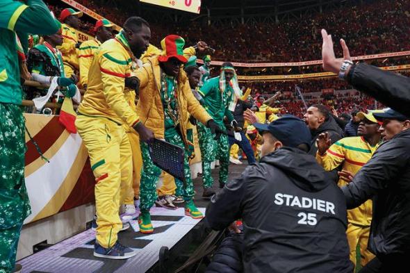 «الفيفا» مُديناً سلوك لاعبي السنغال: من غير المقبول مغادرة الملعب بهذه الطريقة