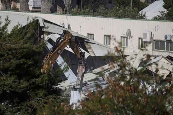 بالفيديو
والصور:
الاحتلال
يهدم
مباني
في
مقر
أونروا
بالقدس
ويرفع
العلم
الإسرائيلي
فوقه