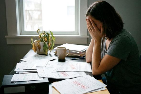 موظفة راتبها 25 ألف درهم تقترض 1.2 مليون من 4 بنوك