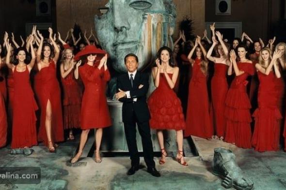 تاريخ فستان فالنتينو الأحمر: من حلم شبابي إلى أيقونة خالدة في عالم الموضة