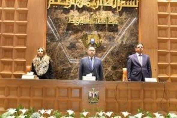 محافظ
أسيوط
ونائب
وزير
الاتصالات
يشهدان
جلسة
حول
استراتيجية
الدولة
للتطوير
المؤسسى