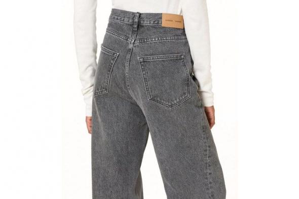 الجينز يطل بلون محايد في الشتاء