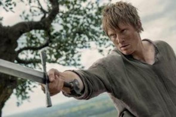 إشارة
خفية
تربط
A
Knight
of
the
Seven
Kingdoms
بعالم
GOT
فى
الحلقة
الأولى