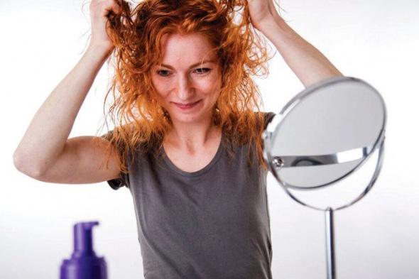 مختصون يحذّرون من مادة في رغوة تثبيت الشعر