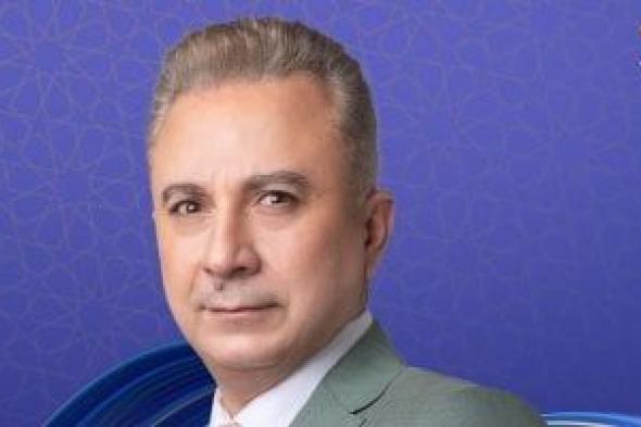 أحمد
سعيد
عبد
الغنى
ببدلة
أنيقة
على
بوستر
مسلسل
على
قد
الحب