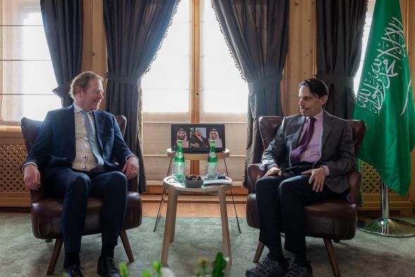 وزير
    الخارجية
    يبحث
    تعزيز
    العلاقات
    الثنائية
    مع
    نظيره
    الهولندي