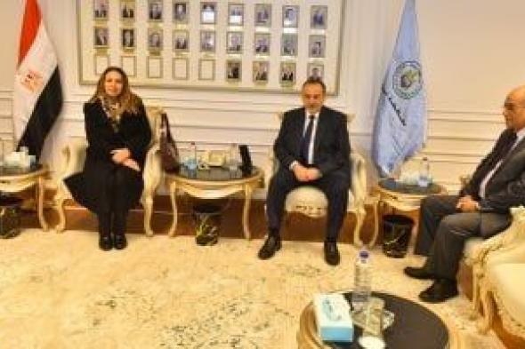 محافظ
أسيوط
ونائب
وزير
الاتصالات
يبحثان
إنشاء
أول
مركز
متكامل
للذكاء
الاصطناعي
بالصعيد