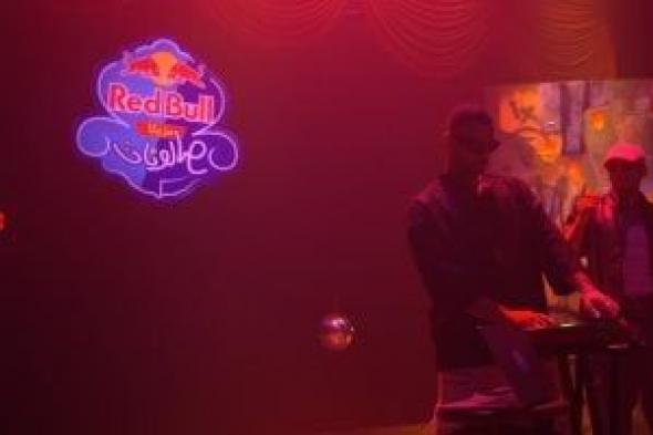 أبو
الأنور
والموزع
الموسيقى
Baset
ضيوف
الحلقة
12
من
مزيكا
صالونات..
صور