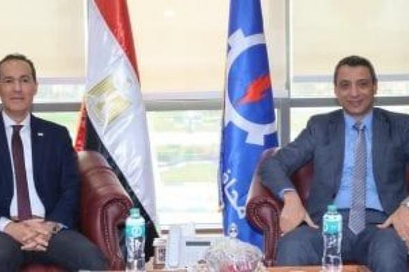 محافظ
السويس
ورئيس
تنمية
التجارة
يبحثان
توصيل
المرافق
للمستودع
الاستراتيجي