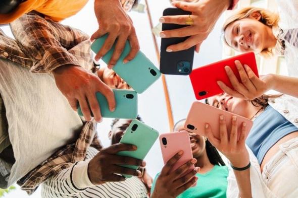 وسائل
التواصل
بين
الإفراط
والامتناع..
ما
هو
الحد
الآمن
للمراهقين؟