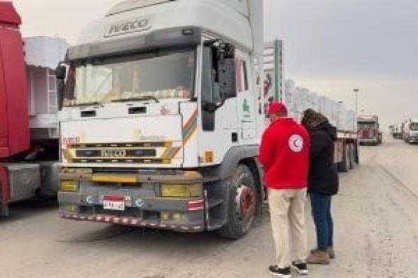 الهلال
الأحمر
يدفع
قافلة
«زاد
العزة»
121
مُحملة
بالسلال
الغذائية
والملابس