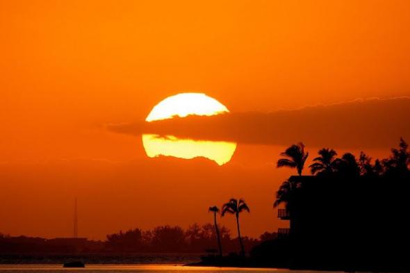 لماذا
لا
نرى
الشمس
في
موقعها
الحقيقي؟