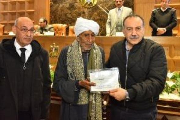 محافظ
أسيوط
يكرم
مسنًا
تحدى
الأمية
في
التسعين
ليصبح
أيقونة
للإرادة
والأمل