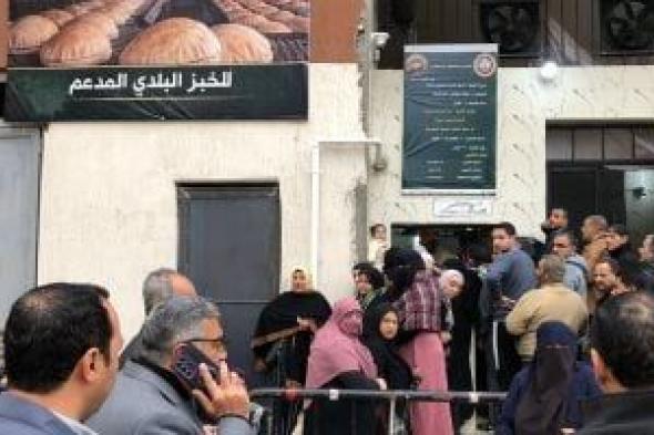 محافظ
الدقهلية
يتفقد
العمل
بمخبز
المحافظة
الكبير
بالمنصورة