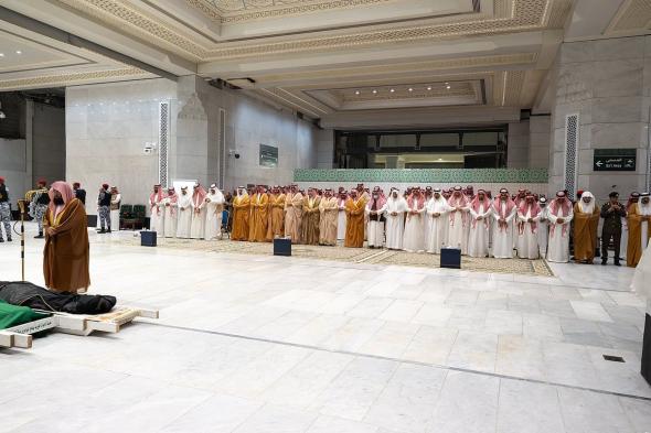 نائب
    أمير
    مكة
    المكرمة
    يؤدي
    صلاة
    الميت
    على
    الأمير
    فيصل
    بن
    تركي