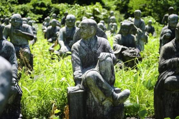 زبائن متجر التماثيل أعجبوا بتمثال "واقعي جدا" فتبين أنه رجل ميت منذ 3 أيام