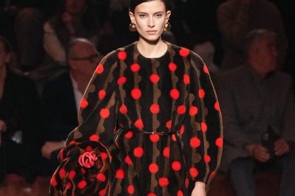 الفساتين الشتوية: دليلك الكامل لأناقة دافئة ومتجددة في الشتاء